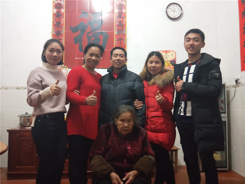 罗秋媚全家福.jpg